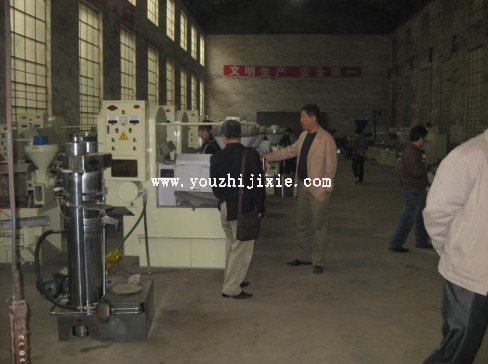 祝賀薛先生與我公司成功簽單,購買2臺多功能榨油機開作坊(圖1) 企鵝榨油機廠家